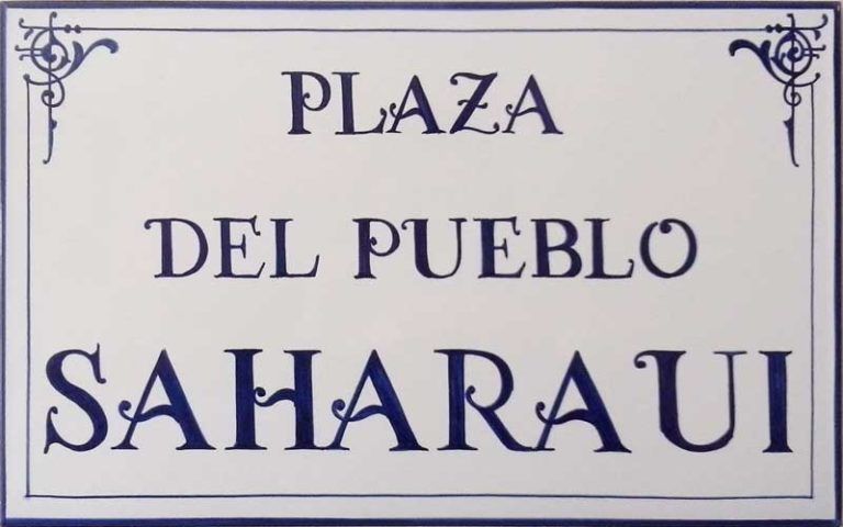 Azulejos sevillanos artesanos pintados a mano - Cerámicas Artesur - Plaza del pueblo Saharaui
